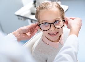 Oogarts Caroline Klaver maakt zich zorgen over bijziendheid: 'Stuur kinderen onder schooltijd vaker naar buiten' Oogarts Caroline Klaver maakt zich zorgen over bijziendheid: 'Stuur kinderen onder schooltijd vaker naar buiten'